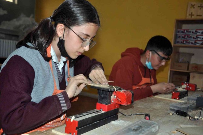 Yüksekova’da Öğrenciler Ahşap Atölyesinde El Becerilerini Geliştiriyorlar
