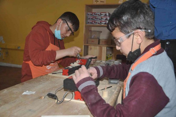 Yüksekova’da Öğrenciler Ahşap Atölyesinde El Becerilerini Geliştiriyorlar