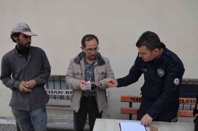 Suriyeli Kağıtçı Bulduğu 8 Bin 500 Lirayı Sahibine Teslim Etti