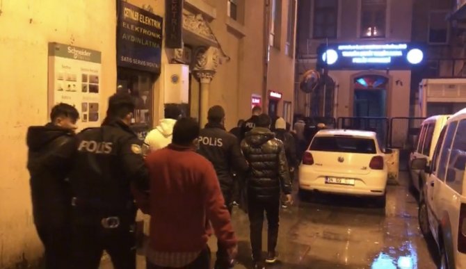 İ̇stanbul’da Umuda Yolculuk Başlamadan Bitti: Polis 37 Göçmeni Evde Bavullarıyla Yakaladı