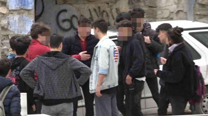 Liseli Gençler Önce Kavga Etti Sonra Tokalaştı