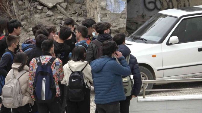 Liseli Gençler Önce Kavga Etti Sonra Tokalaştı