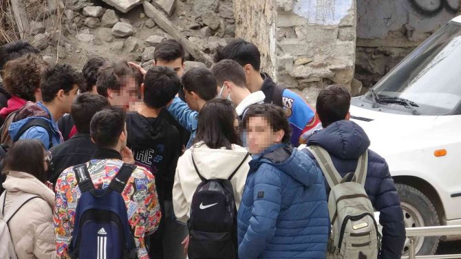 Liseli Gençler Önce Kavga Etti Sonra Tokalaştı