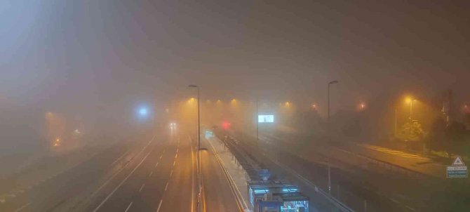 İ̇stanbul Gece Sise Gömüldü
