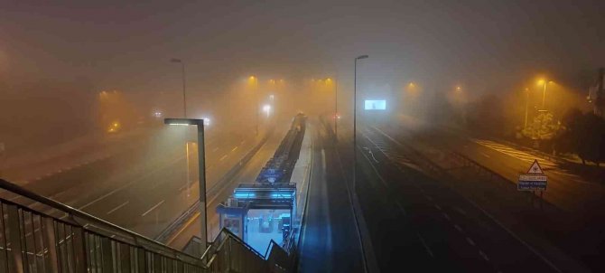 İ̇stanbul Gece Sise Gömüldü