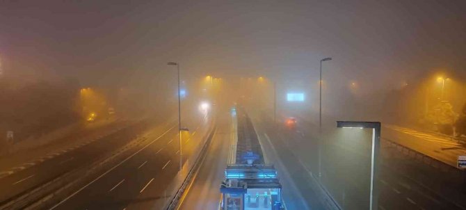 İ̇stanbul Gece Sise Gömüldü