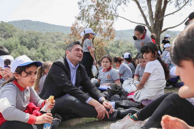 Aliağa’da Şenlik Havasında Temizlik Etkinliği
