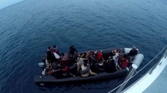 İ̇zmir Açıklarında 59 Göçmen Kurtarılırken, 64 Göçmen De Yakalandı