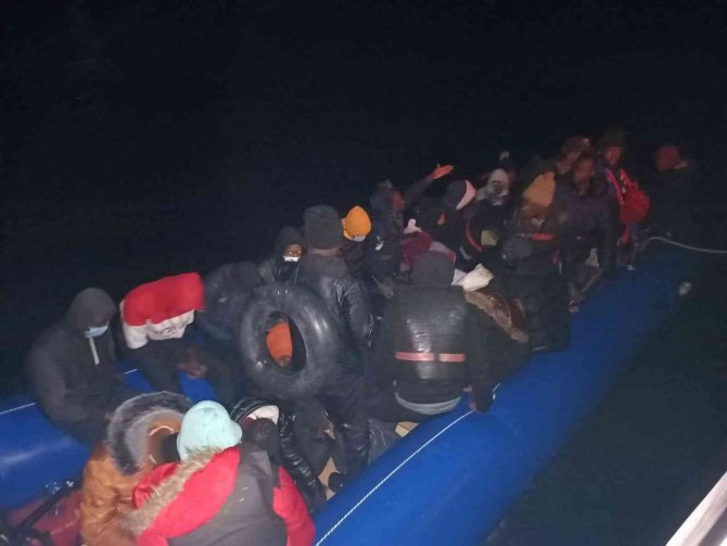 İ̇zmir Açıklarında 59 Göçmen Kurtarılırken, 64 Göçmen De Yakalandı