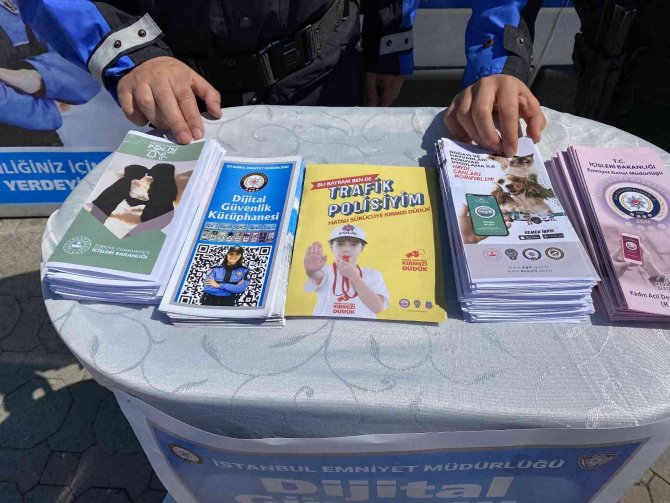 Kadıköy’de Polisler, Kades, Uyuma Ve Haydi̇ Mobil Uygulamalarını Vatandaşlara Tanıttı