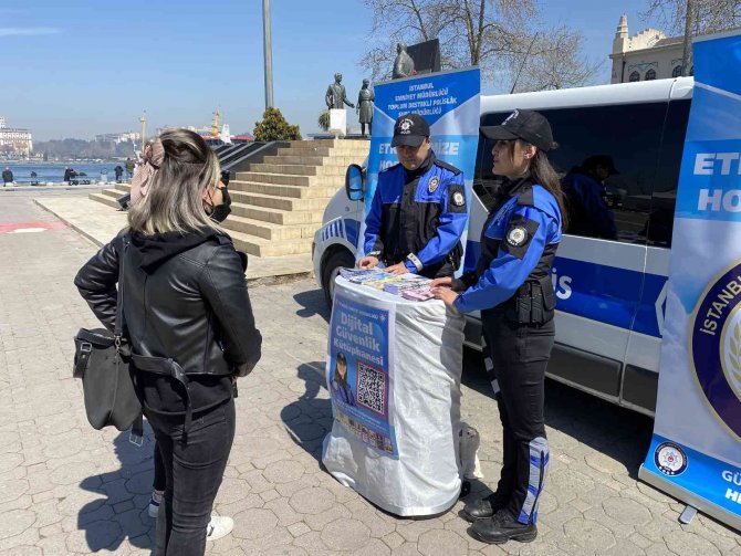 Kadıköy’de Polisler, Kades, Uyuma Ve Haydi̇ Mobil Uygulamalarını Vatandaşlara Tanıttı