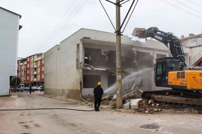Karacabey’de Ulaşıma Engel Olan Yapı Ortadan Kaldırıldı