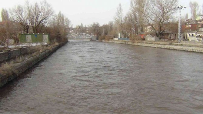 Kars Çayı Taşmaya Devam Ediyor