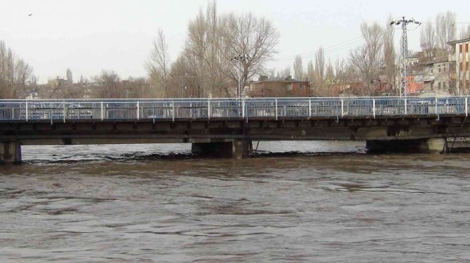 Kars Çayı Taşmaya Devam Ediyor