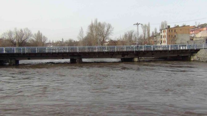 Kars Çayı Taşmaya Devam Ediyor