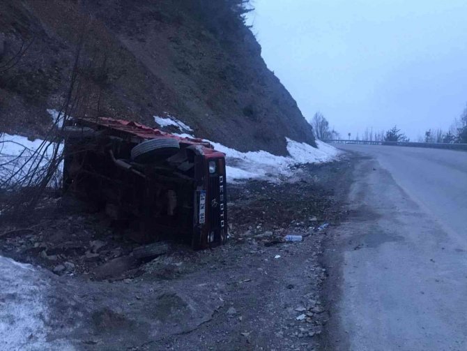 Freni Boşalan Kamyonet Devrildi: Burnu Bile Kanamadan Kurtuldu