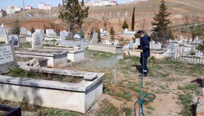 Kırıkkale’de Mezarlıklar İlaçlandı