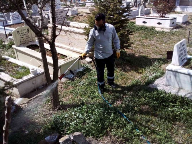 Kırıkkale’de Mezarlıklar İlaçlandı