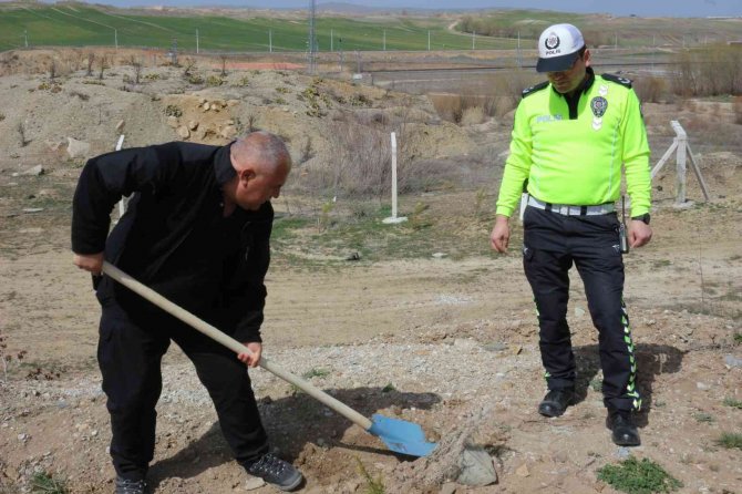 Polisler Fidanları Toprakla Buluşturdu