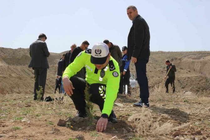 Polisler Fidanları Toprakla Buluşturdu