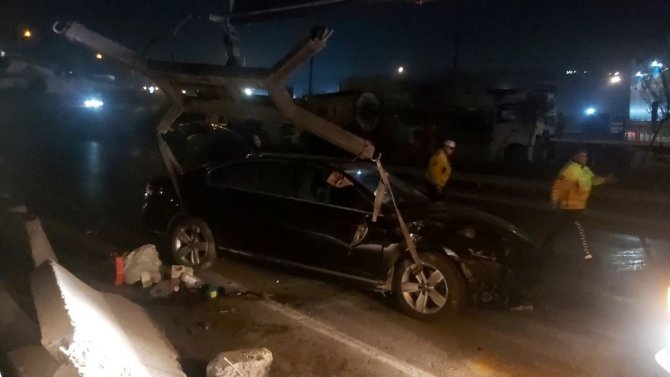 Bariyerlere Çarpan Otomobil Karşı Yola Savrulup, Ters Döndü