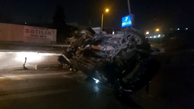 Bariyerlere Çarpan Otomobil Karşı Yola Savrulup, Ters Döndü