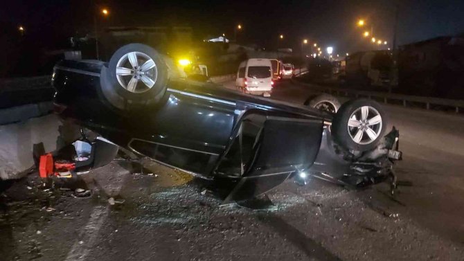 Bariyerlere Çarpan Otomobil Karşı Yola Savrulup, Ters Döndü
