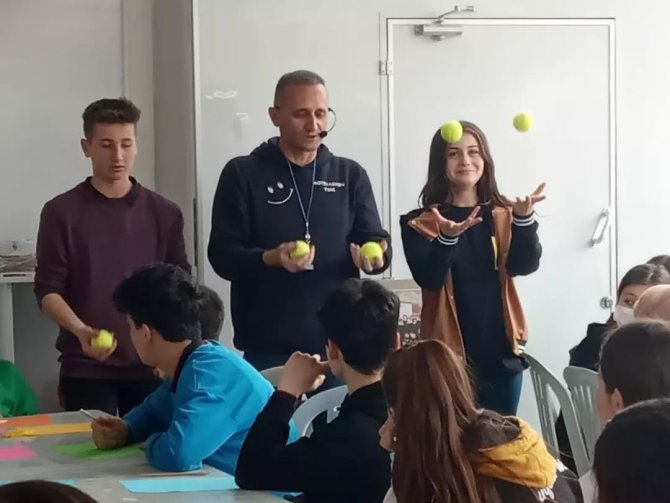 Motivasyon Tırı Gediz’de Öğrencilerle Buluştu