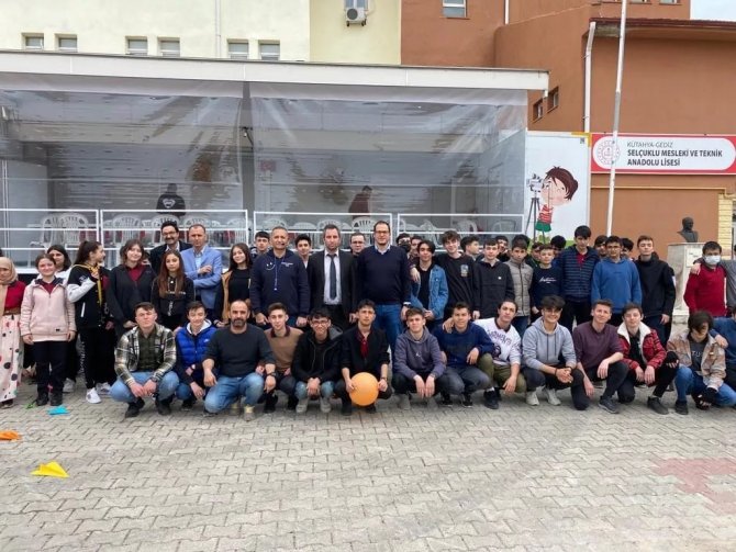 Motivasyon Tırı Gediz’de Öğrencilerle Buluştu