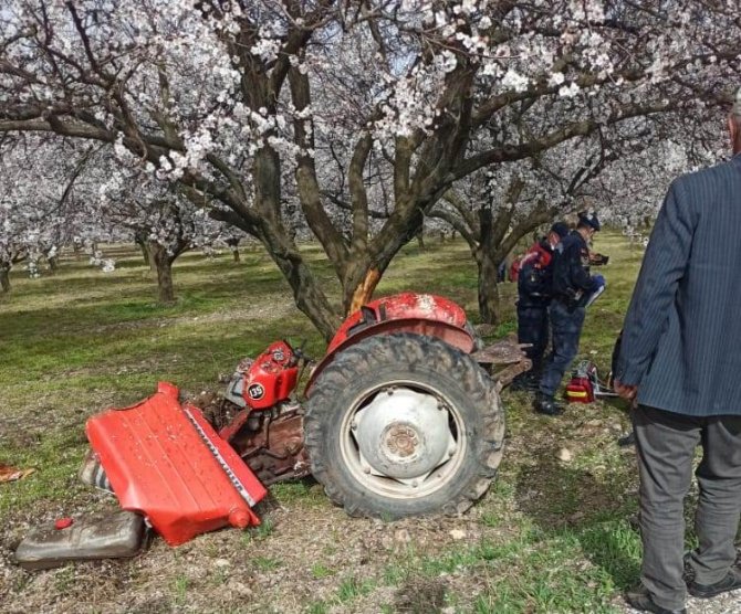 Ağaca Çarpan Traktörün Sürücüsü Hayatını Kaybetti