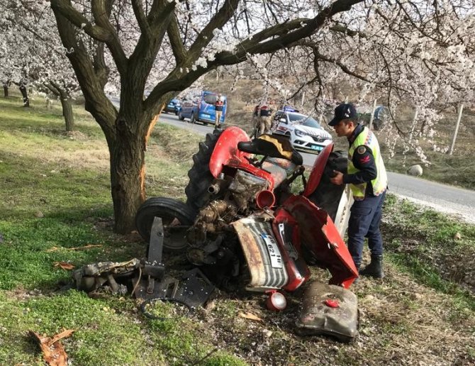 Ağaca Çarpan Traktörün Sürücüsü Hayatını Kaybetti