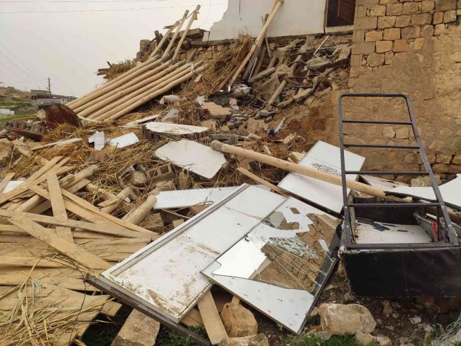 Mardin’de Kerpiç Ev Yıkıldı, Faciadan Dönüldü