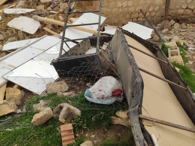 Mardin’de Kerpiç Ev Yıkıldı, Faciadan Dönüldü