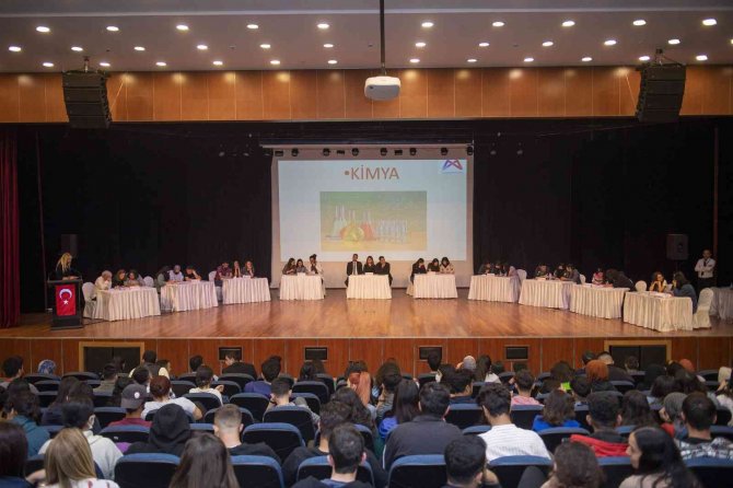 Üniversite Adayları Büyükşehir Belediyesinin Bilgi Yarışmasında Ter Döktü