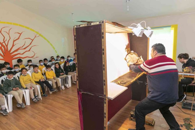 Büyükşehir Belediyesi, Çocukları Hacivat Ve Karagöz İle Buluşturuyor
