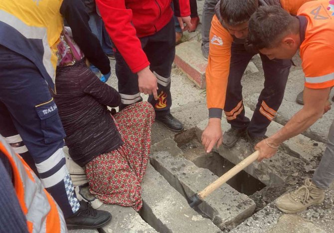 Mersin’de Görünmez Kaza... Kalabalık Merakla Kurtarma Çalışmasını İzledi