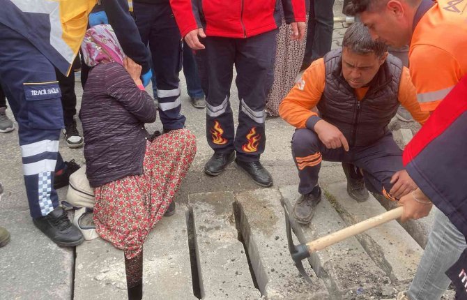 Mersin’de Görünmez Kaza... Kalabalık Merakla Kurtarma Çalışmasını İzledi