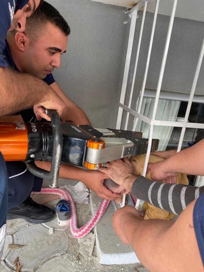Kafası Demir Korkuluğa Sıkışan Çocuğu İtfaiye Kurtardı