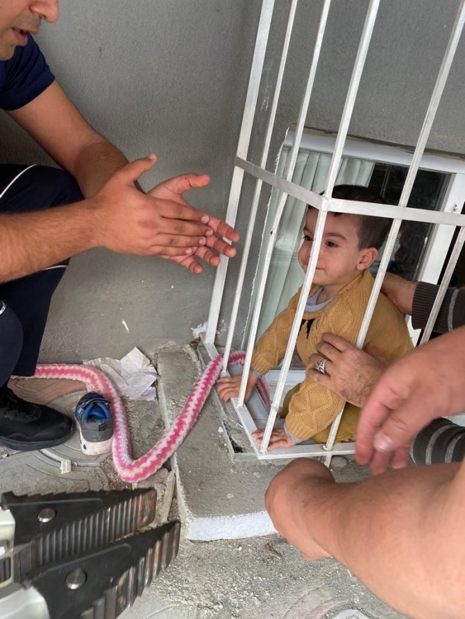 Kafası Demir Korkuluğa Sıkışan Çocuğu İtfaiye Kurtardı