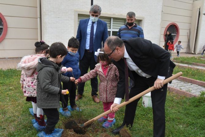 Minik Öğrenciler Fidanları Toprakla Buluşturdu