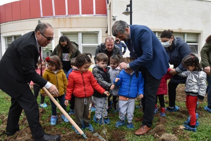 Minik Öğrenciler Fidanları Toprakla Buluşturdu