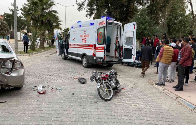 Osmaniye’de Motosiklet Otomobile Çarptı: 2 Yaralı