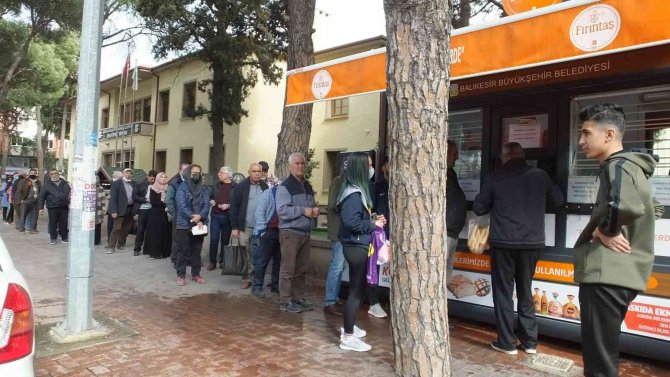 Burhaniye’de Büyükşehir Pidesi Yoğun İlgi Gördü
