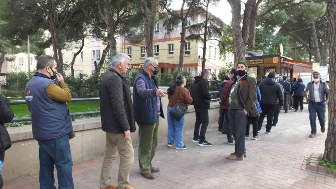 Burhaniye’de Büyükşehir Pidesi Yoğun İlgi Gördü
