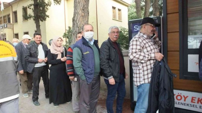 Burhaniye’de Büyükşehir Pidesi Yoğun İlgi Gördü