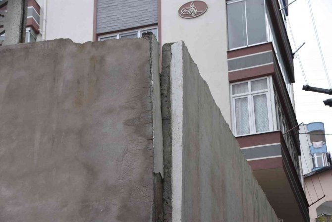 Yıkılmak Üzere Olan İstinat Duvarı Sahipsiz Kalınca Belediye Müdahale Etti