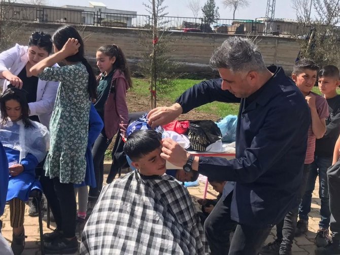 Köy Okullarındaki Öğrencilere Saç Bakımı