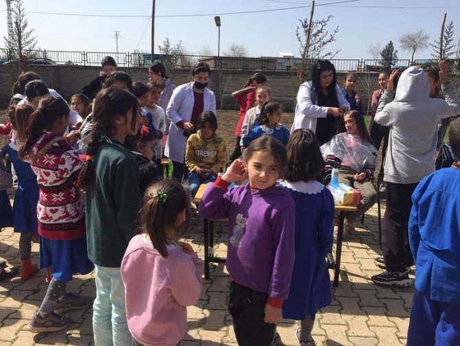 Köy Okullarındaki Öğrencilere Saç Bakımı