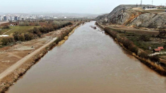 Türkiye’nin En Uzun Nehri Eriyen Karlarla Coştu