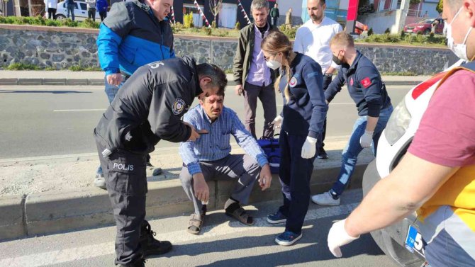 Aydınlatma Direğine Çarpan Kamyonet Sürücüsü Yaralandı